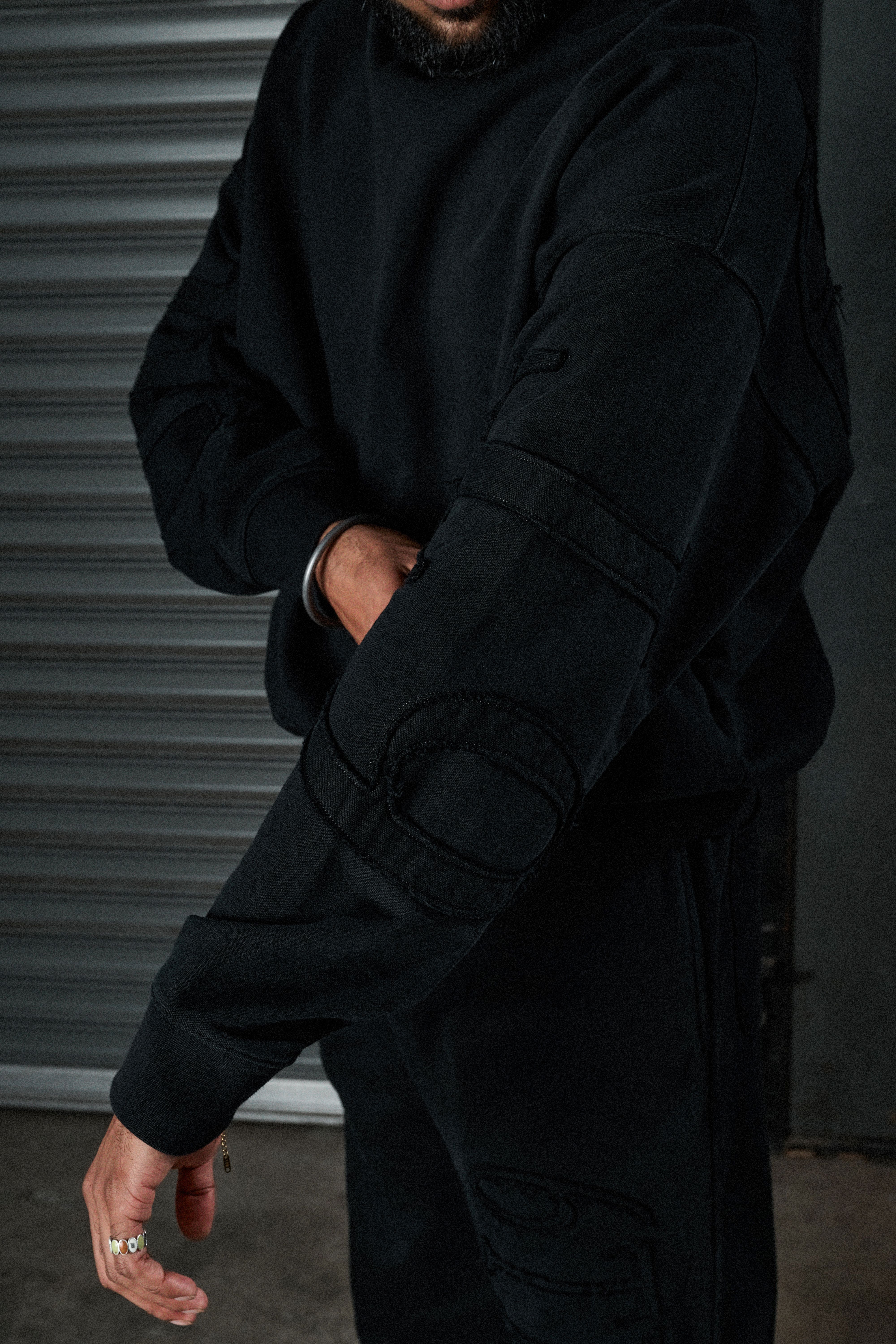 "STATEMENT" CREW NECK - BLACK